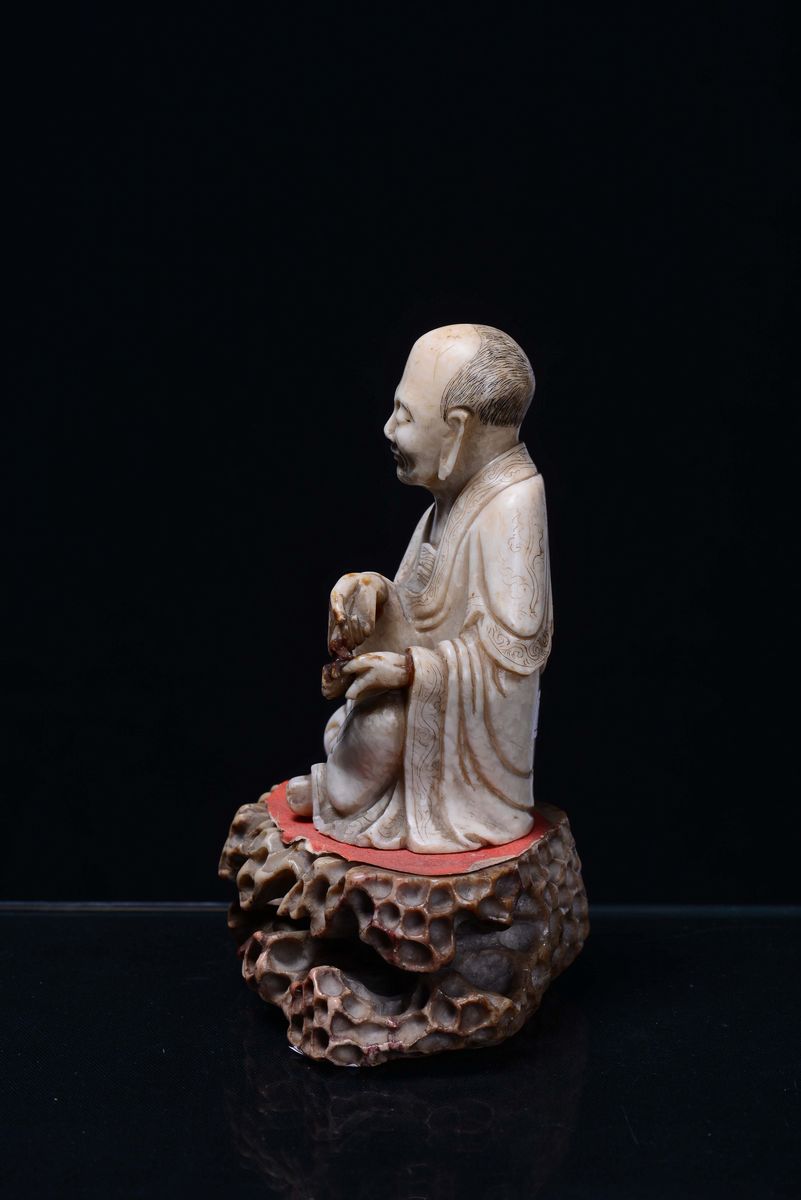 Luohan in Pietra Saponaria su Base a Forma di Roccia, Cina, Dinastia Qing, XVIII Secolo