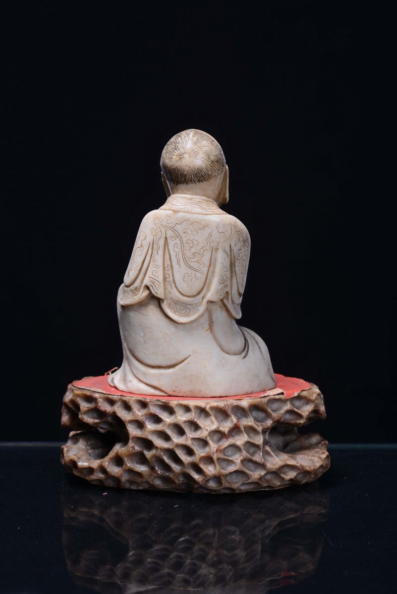 Luohan in Pietra Saponaria su Base a Forma di Roccia, Cina, Dinastia Qing, XVIII Secolo