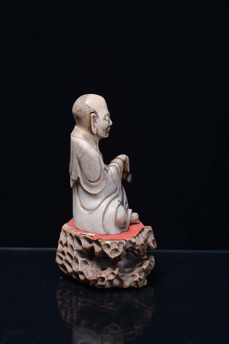 Luohan in Pietra Saponaria su Base a Forma di Roccia, Cina, Dinastia Qing, XVIII Secolo