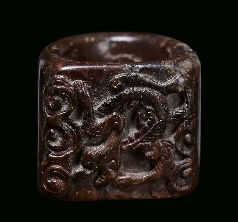 Anello in giada con drago scolpito, Cina, Dinastia Qing, XIX secolo  - Asta Fine Chinese Works of Art - Cambi Casa d'Aste