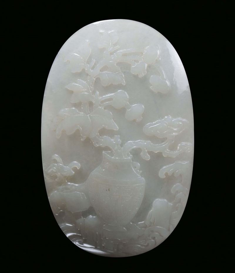 A white jade plate decorated with a vase of flowers, China, Qing Dynasty, 18th century  - Auction Fine Chinese Works of Art - Cambi Casa d'Aste
