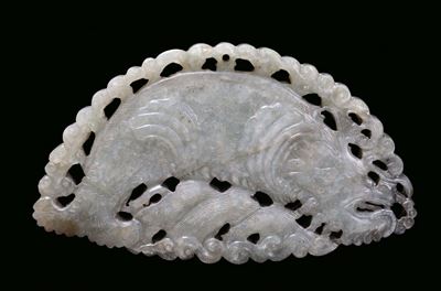 Placca in Giada Verde Traforata e Lavorata con Decoro di Pesce, Cina, Dinastia Qing, XIX Secolo