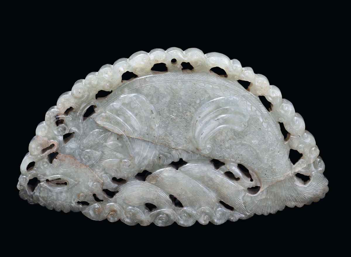 Placca in Giada Verde Traforata e Lavorata con Decoro di Pesce, Cina, Dinastia Qing, XIX Secolo