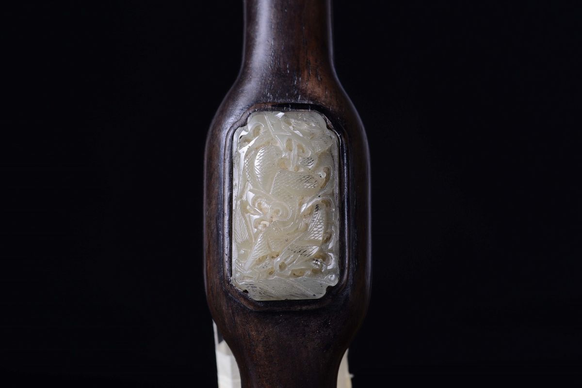 Ruyi in Legno con Placche in Giada Scolpita e Traforata a Soggetto Naturalistico, Cina, Dinastia ...