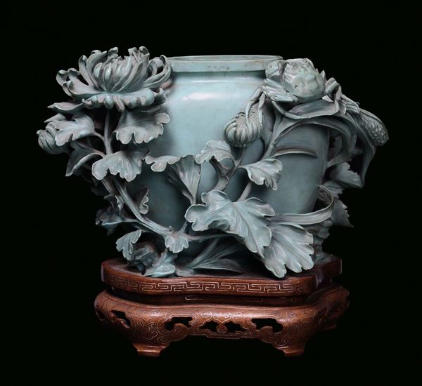 A small turquoise vase decorated with flowers, China, Qing Dynasty, 19th century