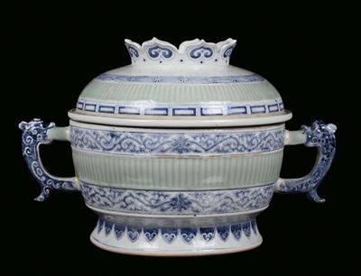 Grande Zuppiera in Ceramica Policroma Verde a Decoro Bianca e Blu, Cina, Dinastia Qing, XIX Secol...