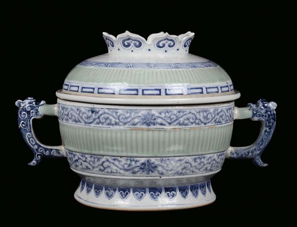 A large green polychrome ceramic tureen with white and blue decoration, China, Qing Dynasty, 19th century 