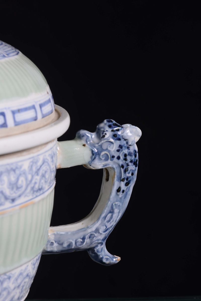 Grande Zuppiera in Ceramica Policroma Verde a Decoro Bianca e Blu, Cina, Dinastia Qing, XIX Secol...