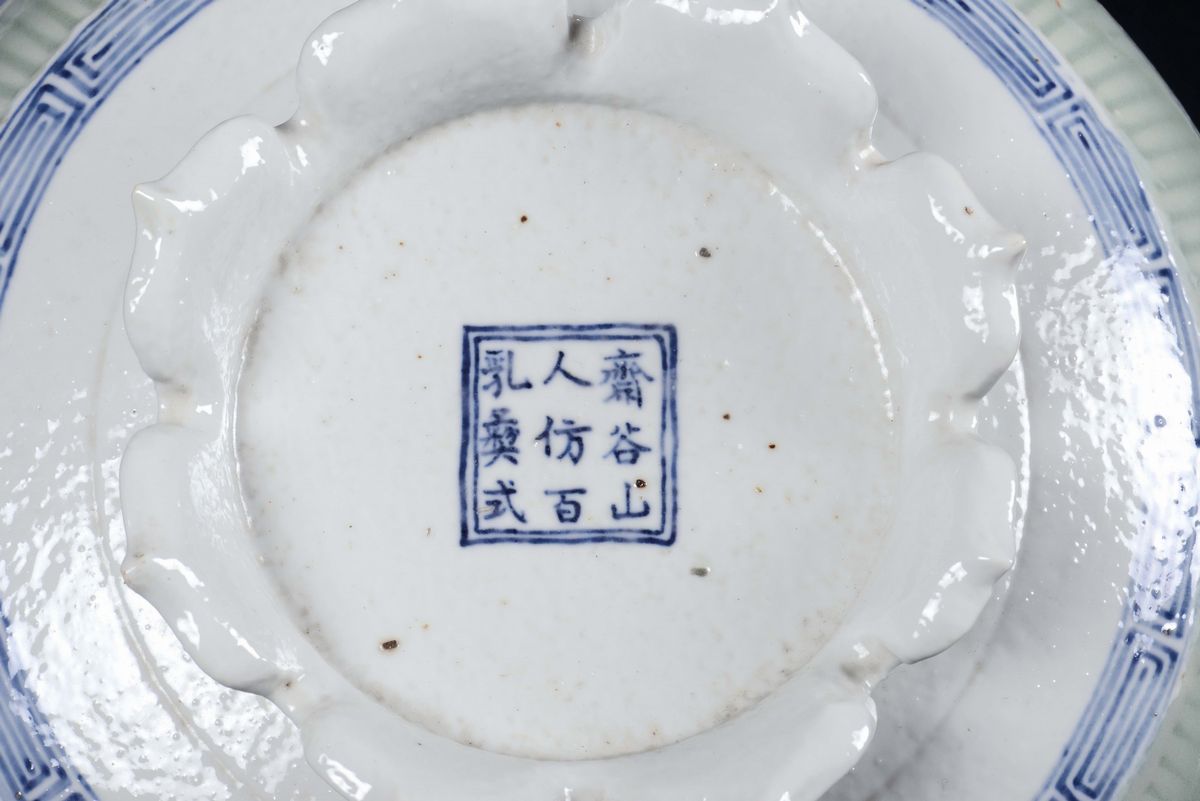 Grande Zuppiera in Ceramica Policroma Verde a Decoro Bianca e Blu, Cina, Dinastia Qing, XIX Secol...