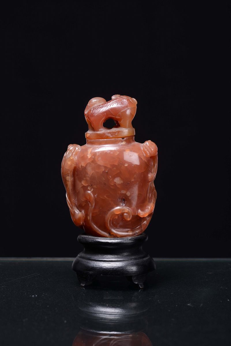 Vasetto in Corniola con Cane di Pho, Cina, Dinastia Qing, XIX Secolo