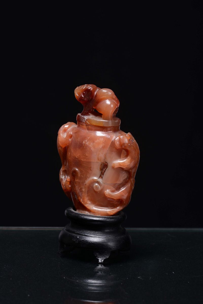Vasetto in Corniola con Cane di Pho, Cina, Dinastia Qing, XIX Secolo