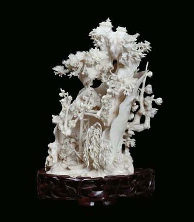 Gruppo in Avorio Finemente Intagliato e Lavorato Raffigurante Albero con Templi e Figura Oriental...