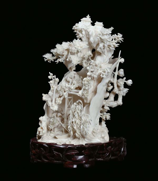 Gruppo in avorio finemente intagliato e lavorato raffigurante albero con templi e figura orientale, Cina XX secolo