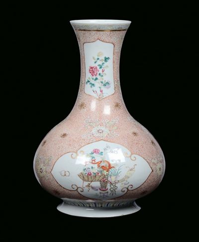 Vaso in Porcellana a Decoro nei Colori della Famiglia Rosa, Cina, Dinastia Qing, XIX Secolo