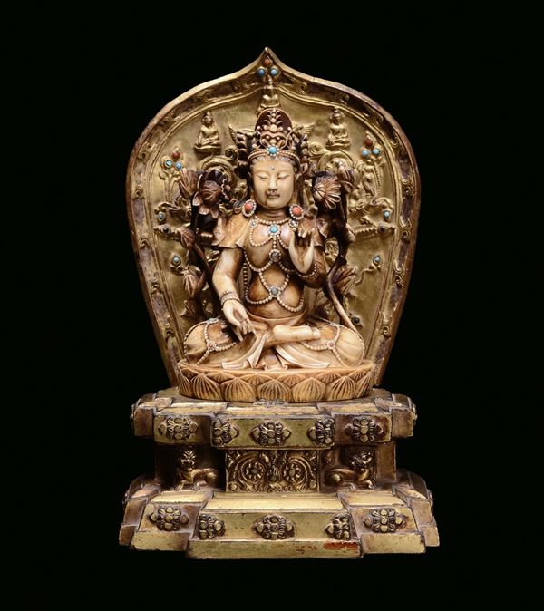 Buddha in avorio scolpito seduto su trono in bronzo dorato, Cina, Dinastia Qing, XVIII-XIX secolo