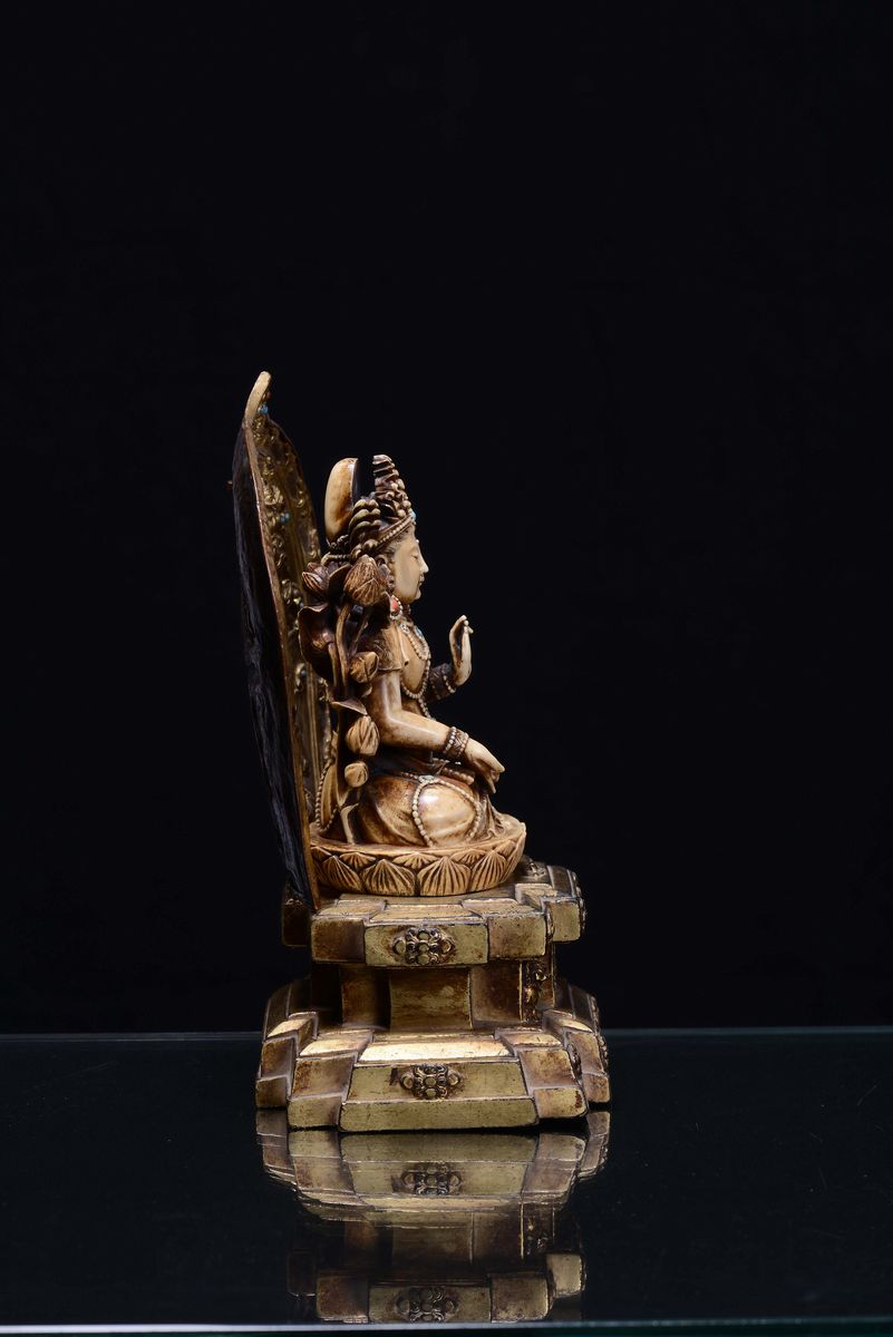 Buddha in Avorio Scolpito Seduto su Trono in Bronzo Dorato, Cina, Dinastia Qing, XVIII-XIX Secolo