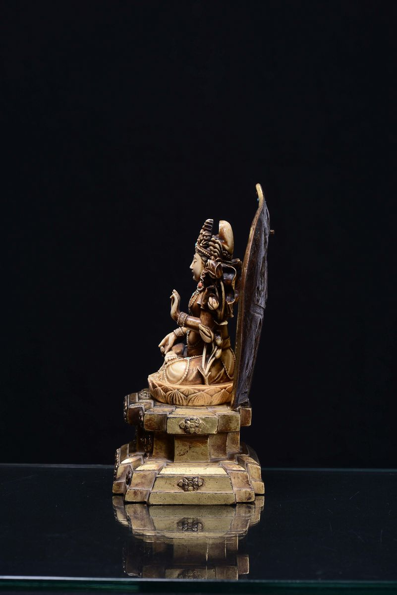 Buddha in Avorio Scolpito Seduto su Trono in Bronzo Dorato, Cina, Dinastia Qing, XVIII-XIX Secolo