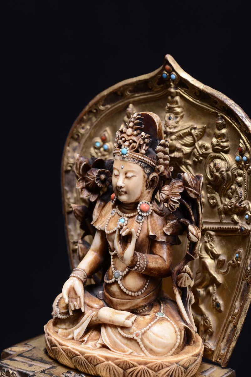 Buddha in Avorio Scolpito Seduto su Trono in Bronzo Dorato, Cina, Dinastia Qing, XVIII-XIX Secolo