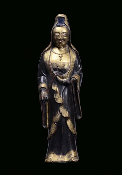 Figura di Guanyin in Rame Sbalzato e Dorato Cina, Dinastia Qing, XIX Secolo
