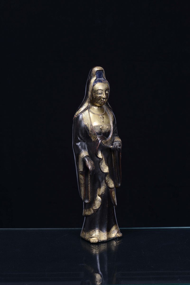 Figura di Guanyin in Rame Sbalzato e Dorato Cina, Dinastia Qing, XIX Secolo