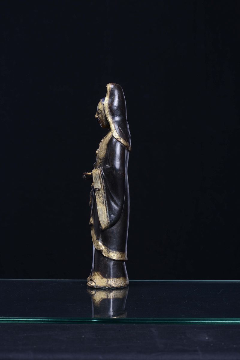 Figura di Guanyin in Rame Sbalzato e Dorato Cina, Dinastia Qing, XIX Secolo