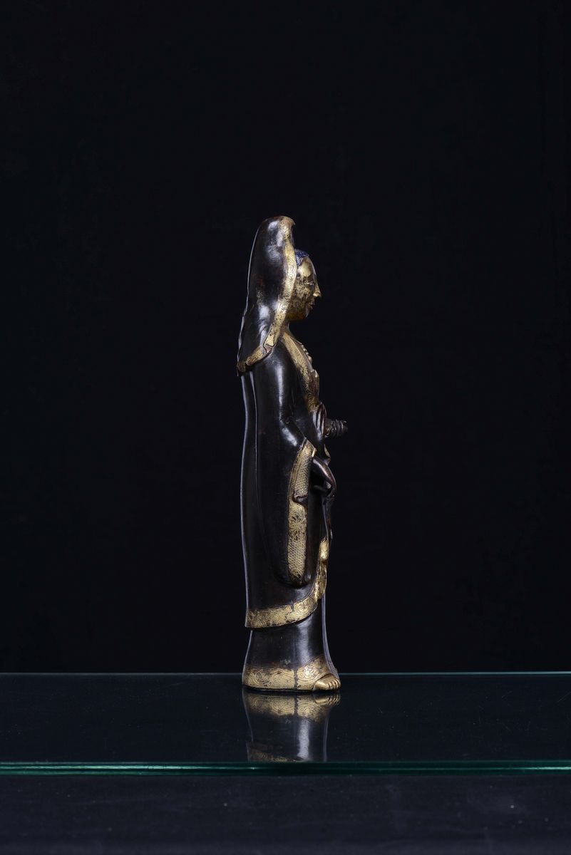 Figura di Guanyin in Rame Sbalzato e Dorato Cina, Dinastia Qing, XIX Secolo