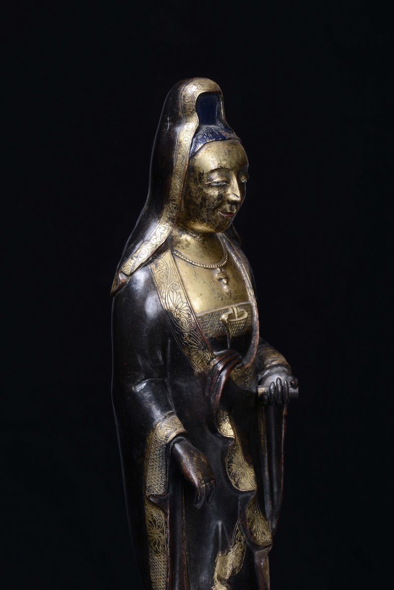 Figura di Guanyin in Rame Sbalzato e Dorato Cina, Dinastia Qing, XIX Secolo