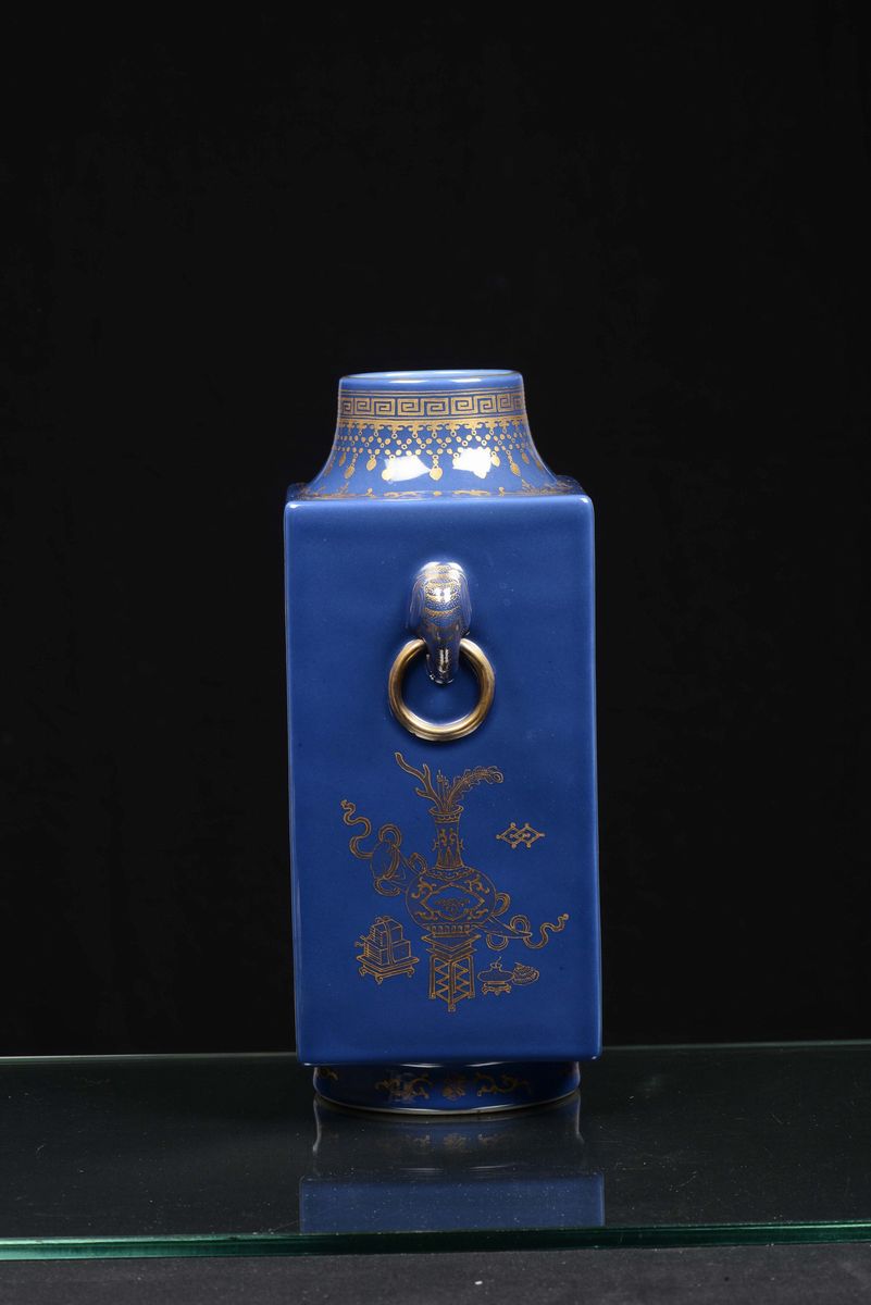 Vaso in Porcellana Blu Poudre con Decori in Oro, Cina, Periodo Guanxu (1875-1908)