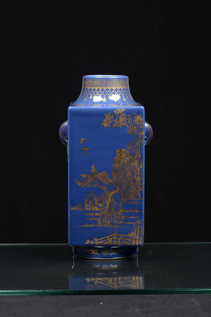 Vaso in Porcellana Blu Poudre con Decori in Oro, Cina, Periodo Guanxu (1875-1908)