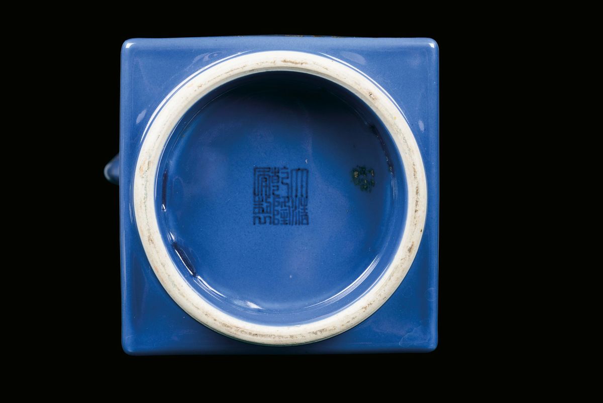 Vaso in Porcellana Blu Poudre con Decori in Oro, Cina, Periodo Guanxu (1875-1908)