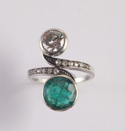 Anello Contrarié con Diamante Taglio Brillante di Ct 1,00 Circa e Smeraldo Taglio Rotondo di Ct 2...