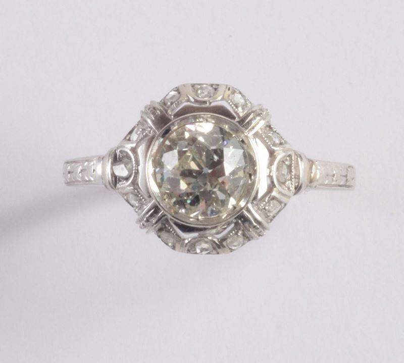 Anello con diamante centrale di vecchio taglio per ct 1,00 circa  - Asta Argenti e Gioielli Antichi e Contemporanei - Cambi Casa d'Aste