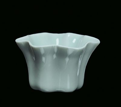 Rara Coppetta in Porcellana Celadon con Bordo Sagomato, Cina, Dinastia Qing, Periodo Qianlong (17...