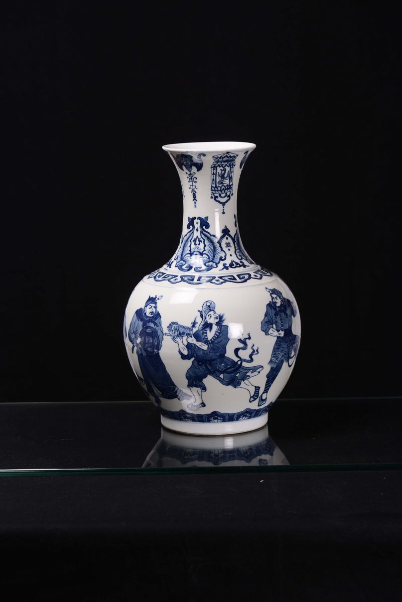 Grande Vaso in Porcellana Bianca e Blu Raffigurante Guerrieri, Cina, Dinastia Qing, Marca e del P...