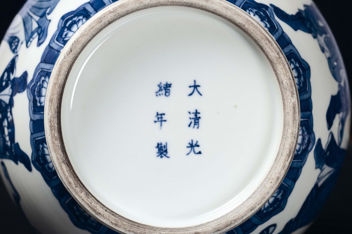 Grande Vaso in Porcellana Bianca e Blu Raffigurante Guerrieri, Cina, Dinastia Qing, Marca e del P...