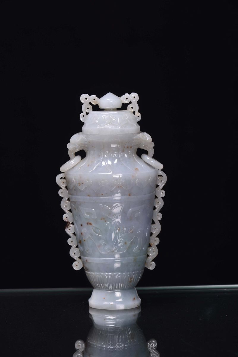 Vaso con Coperchio in Giada Verde Celadon di Gusto Mogul con Motivi Arcaici, Cina, Dinastia Qing,...