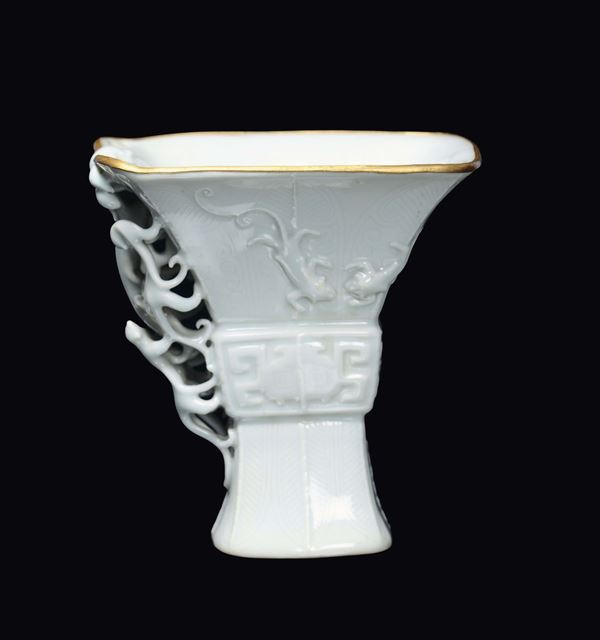 Coppa in porcellana bianca con bordo dorato, Cina, Dinastia Qing, epoca Qianlong (1736-1795)
