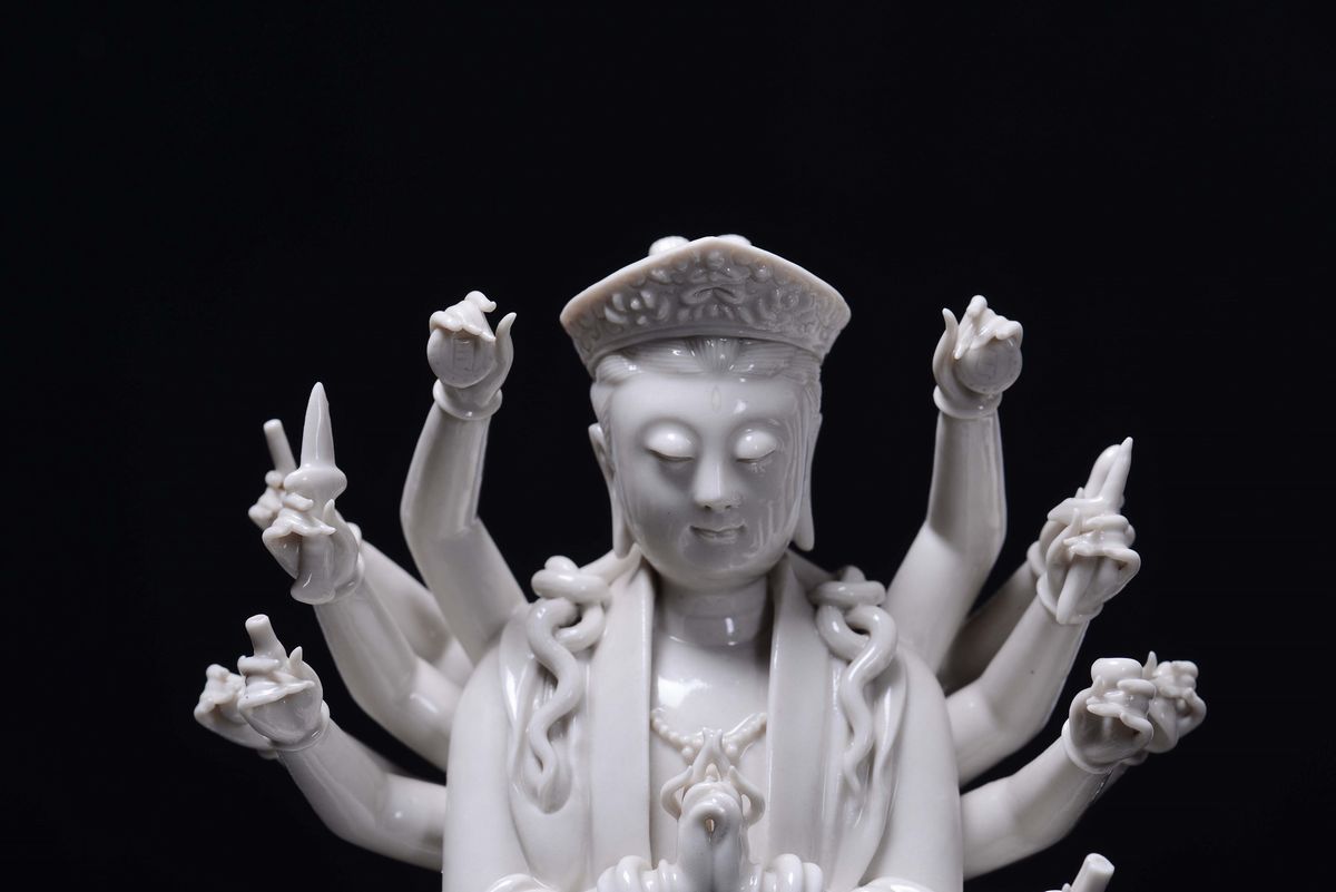 Divinità in Porcellana Blanc De Chine, Dehua, Cina, Dinastia Qing, XIX Secolo