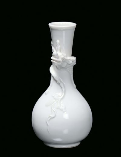 Vasetto Ad Ampolla in Porcellana Blanc De Chine, con Drago, Dehua, Cina, Dinastia Qing, Fine del ...