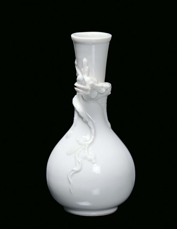 Vasetto ad ampolla in porcellana Blanc de Chine, con drago, Dehua, Cina, Dinastia Qing, fine del XVII secolo