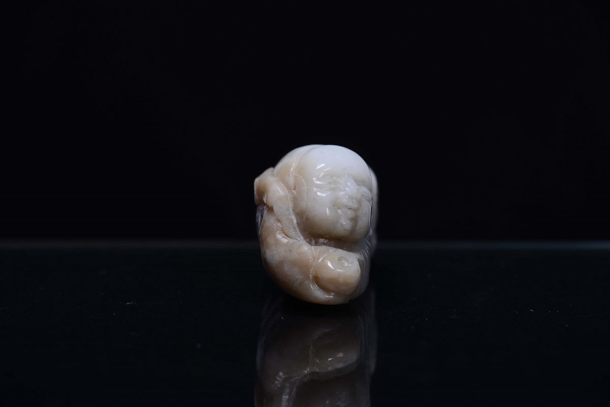 Piccola Figura di Budai Sdraiata in Giada Bianca, Cina, Dinastia Qing, XIX Secolo