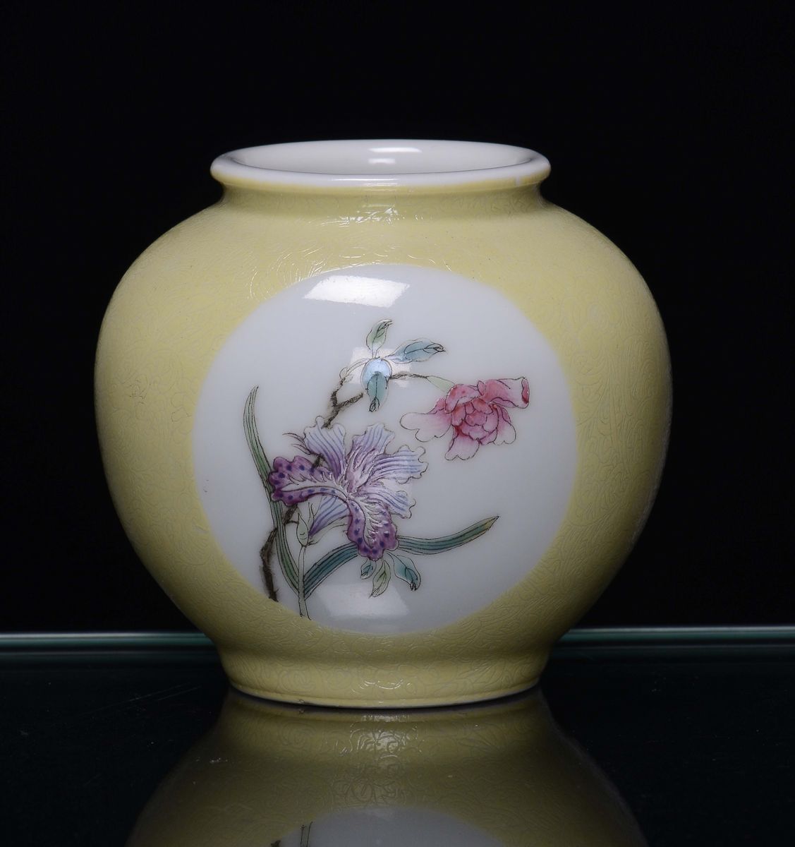Vasetto in Porcellana Gialla con Decoro Policromo Floreale, Cina, XX Secolo
