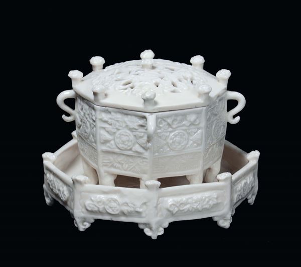 Incensiere a forma ottagonle Marco Polo con  piattino in porcellana Blanc de Chine, Dehua,  Cina, Dinastia Qing, fine del XVII secolo