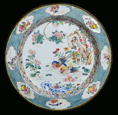 Grande Piatto in Rame Smaltato con Decori Policromi nei Colori della Famiglia Rosa, Cina, Dinasti...