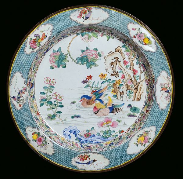 Grande piatto in rame smaltato con decori policromi nei colori della Famiglia Rosa, Cina, Dinastia Qing, Epoca Yongzheng (1723-1735)