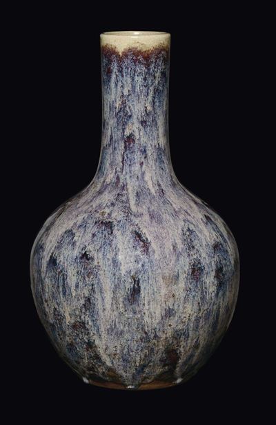 Vaso in Porcellana Blu e Viola Flambé nella Forma di Paesaggio Montano con Corpo Ad Ampolla, Cina...