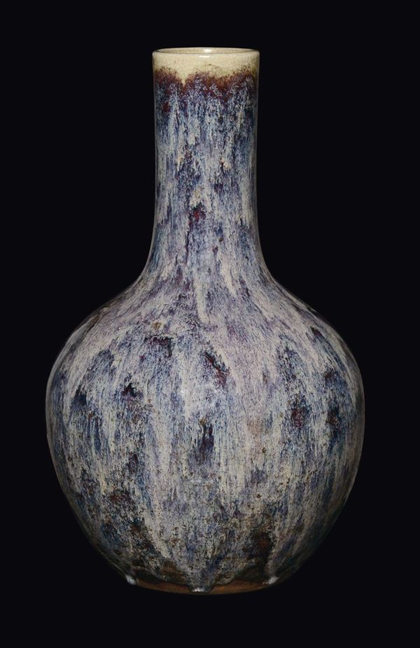 Vaso in porcellana blu e viola flambé nella forma di paesaggio montano con corpo ad ampolla, Cina, Dinastia Qing, Periodo Qianlong (1736-1795)
