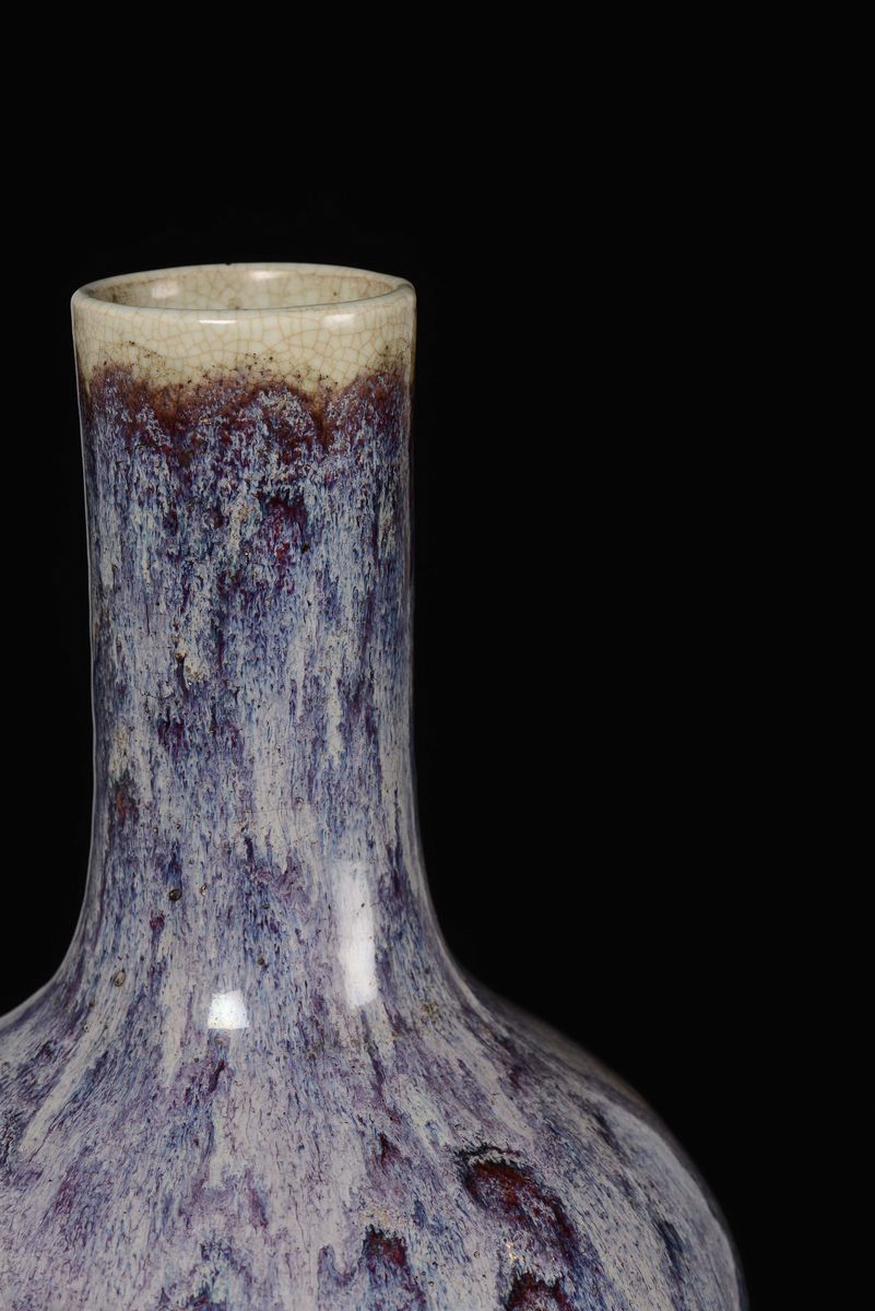 Vaso in Porcellana Blu e Viola Flambé nella Forma di Paesaggio Montano con Corpo Ad Ampolla, Cina...