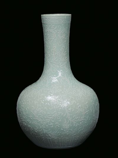 Vaso in Porcellana Celadon Decorata in Bianco a Rilievo, Cina, Dinastia Qing, XIX Secolo