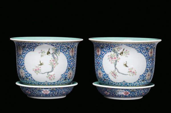Coppia di vasi con sottovasi in porcellana finemente decorata nelle riserve con raffigurazioni naturalistiche Cina, Repubblica,  XX secolo